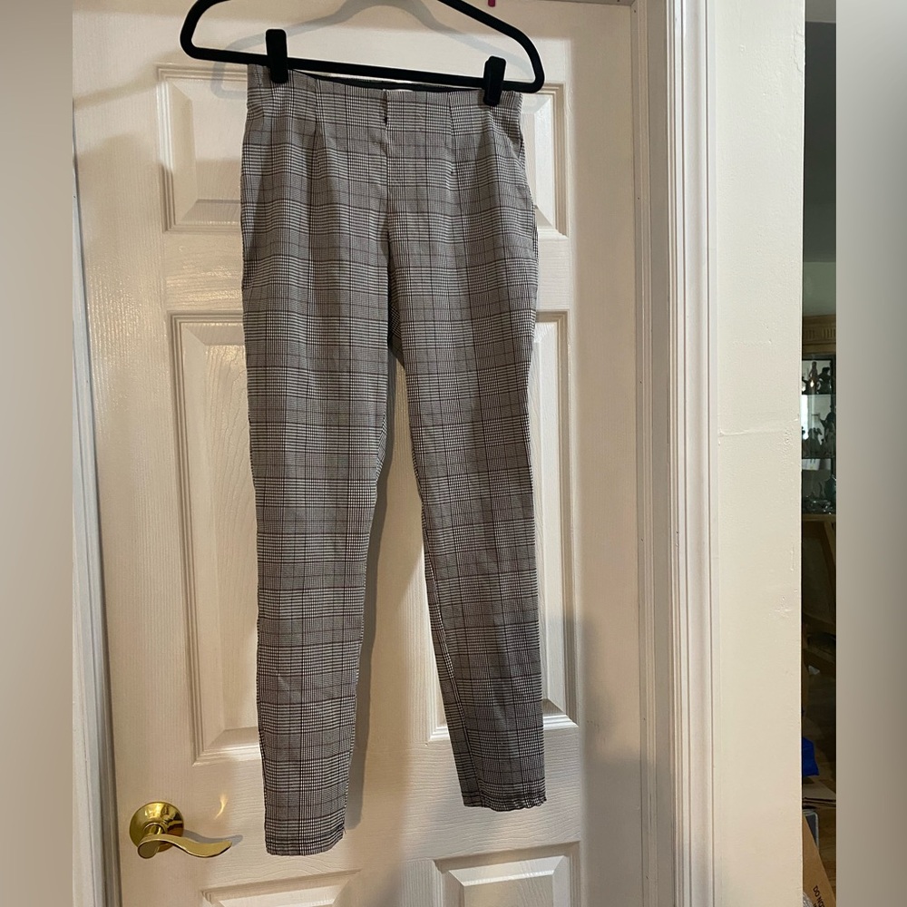 Woman’s Calvin Klein Gray Plaid Pull On Pants - Size 6